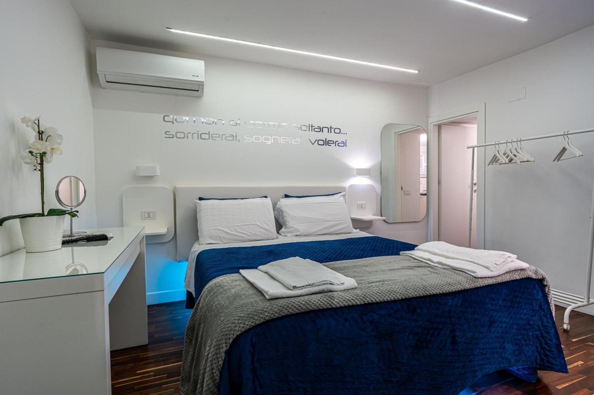 Skyhouse Duomo Bed & Breakfast เนเปิลส์ ภายนอก รูปภาพ