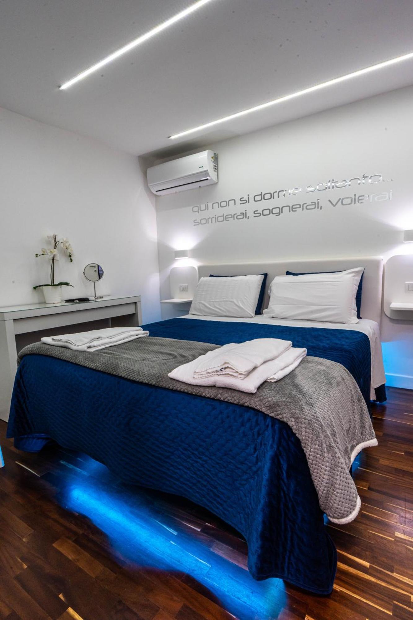 Skyhouse Duomo Bed & Breakfast เนเปิลส์ ภายนอก รูปภาพ
